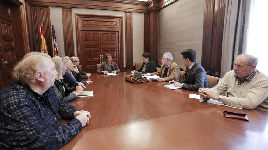 La Plataforma Salvem sa Feixina fue recibida ayer por la delegada del Gobierno, Teresa Palmer.