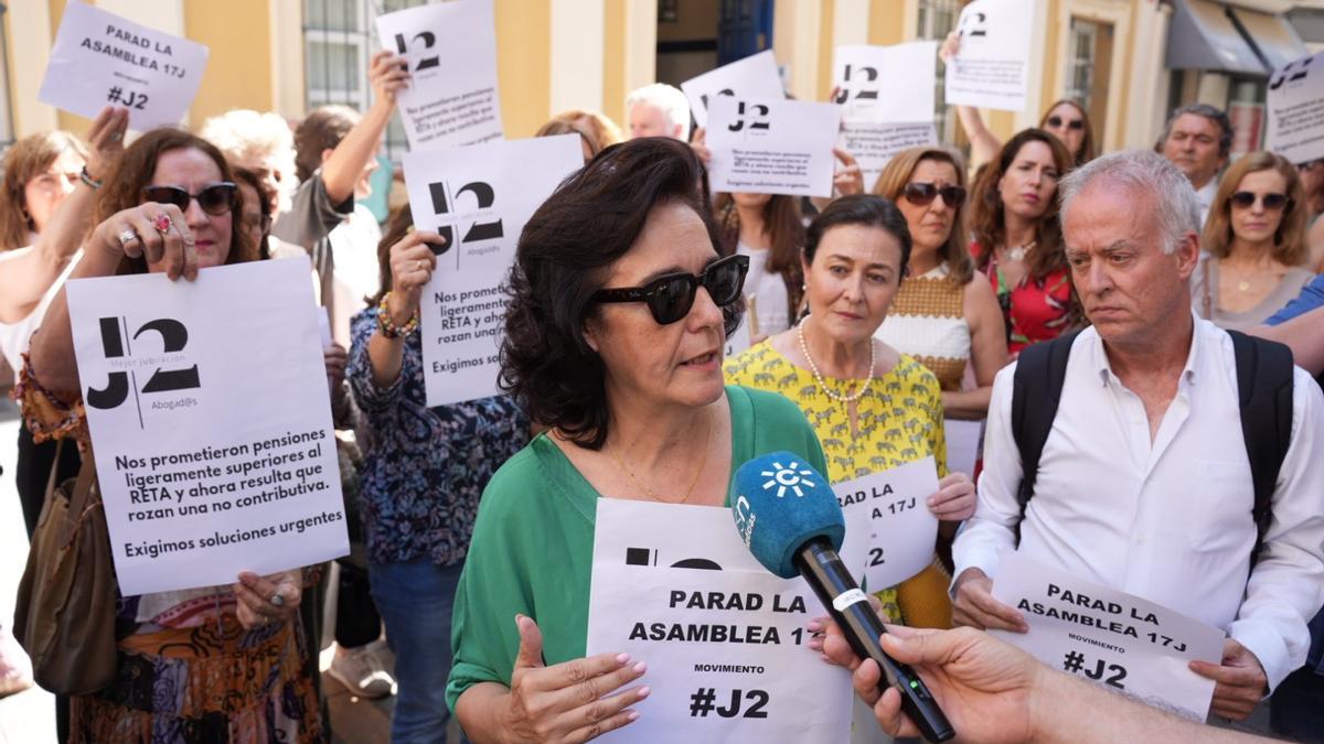 La abogada Carmen Pulgarín atiende a medios antes de la reunión de los abogados mutualistas.