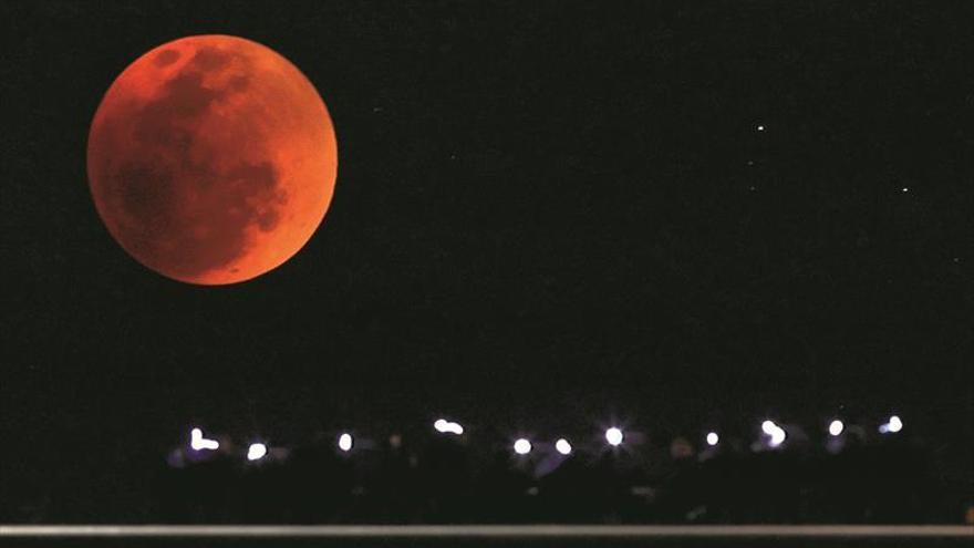 La luna se tiñe de rojo en el eclipse más largo del siglo