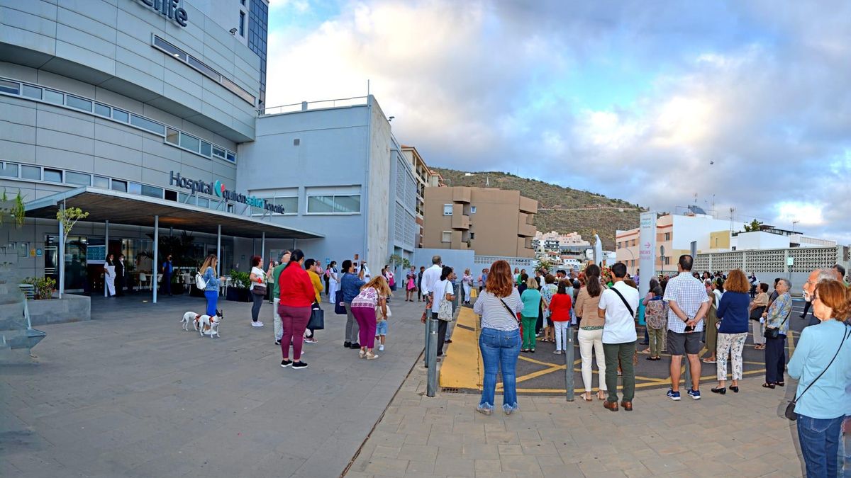 La ‘visita’ de la Virgen de Fátima al Hospital Quirón, uno de los momentos más emotivos de la procesión.