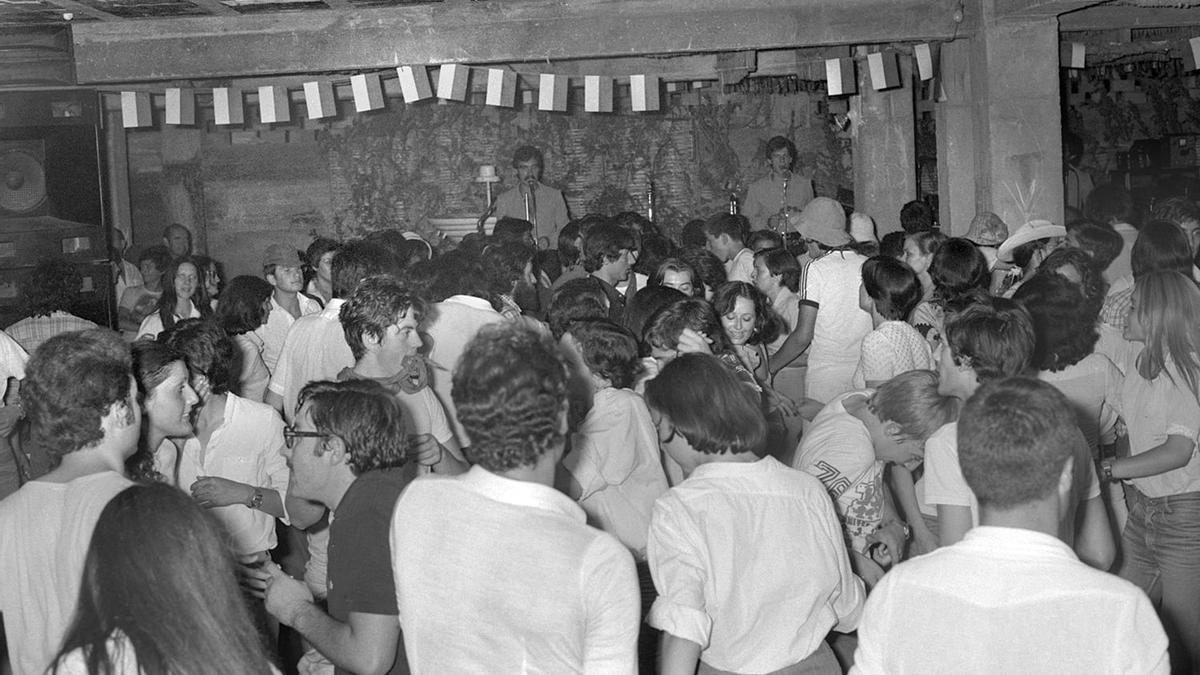 Interior de la peña los 30 en las fiestas de San Lorenzo de Huesca de 1977.