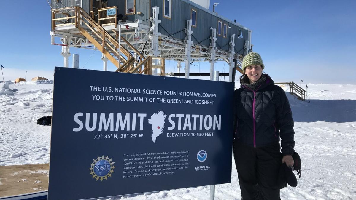 Renee Crane en la estación Summit