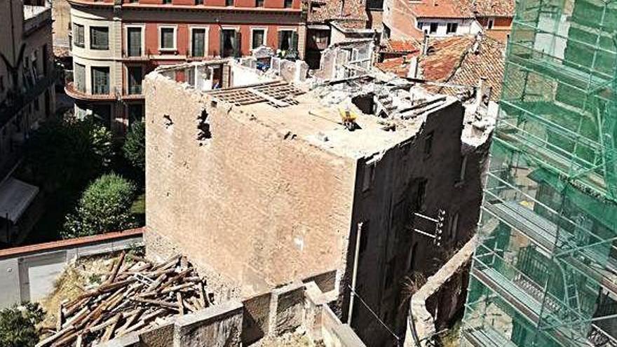 Desmunten la teulada de la casa del carrer de Na Bastardes que va a terra