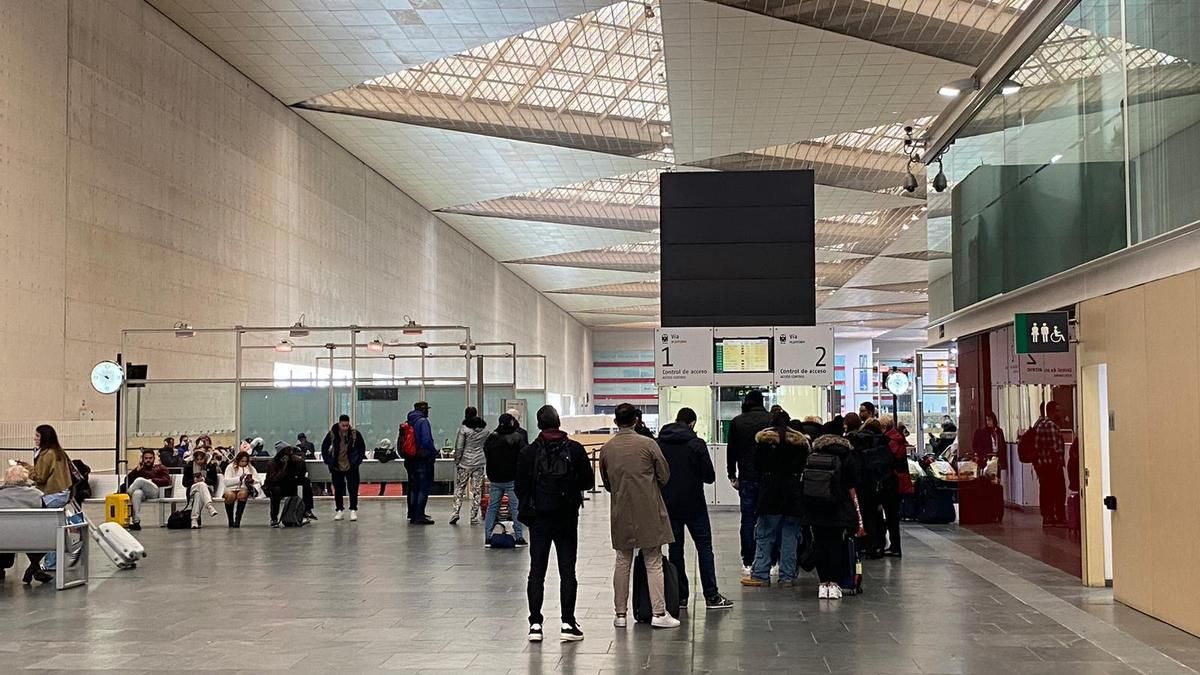 Largas filas de espera en la estación Delicias debido a los retrasos, este miércoles.