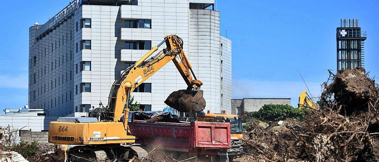 Una excavadora retira escombros en los derribos de las edificaciones ya expropiadas.  | // G. SANTOS