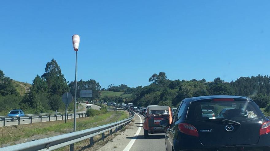 Tráfico denso por un accidente y el gran volumen de circulación en el viaducto de Grases