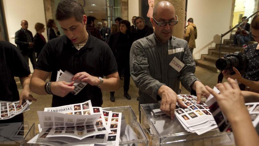 Paco Cao, a la derecha, durante el recuento de votos de un primer concurso de belleza organizado en el Museo de Bellas Artes de Asturias durante la &quot;Noche Blanca&quot; de Oviedo del año 2014.