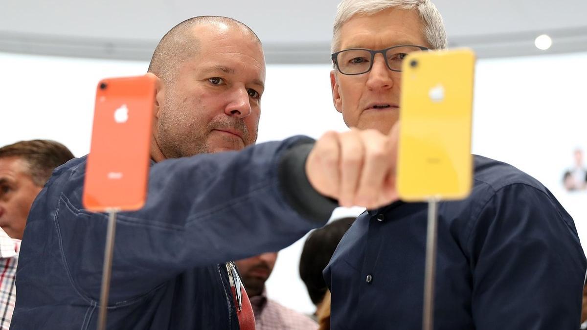 El responsable de diseño de Apple, Jony Ive (izquierda), junto al consejero delegado de la empresa, Tim Cook.