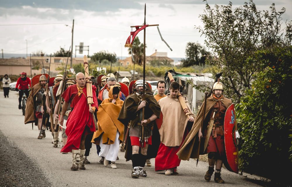 Veinte personas con trajes de romano recorren el Camí del Peix