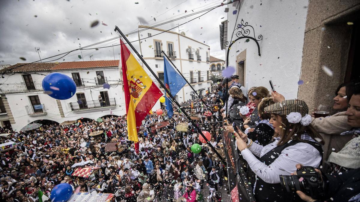 Vídeo | La Pedida de la Patatera llena las calles de Malpartida de alegría, color y patatera