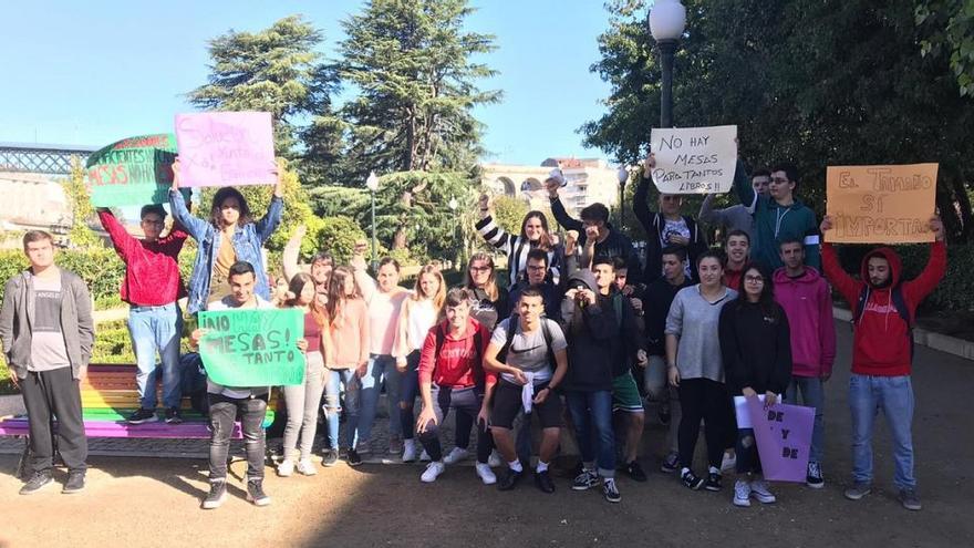 Los alumnos del IES Pedro Floriani, esta mañana, concentrados ante el Concello de Redondela. / FdV