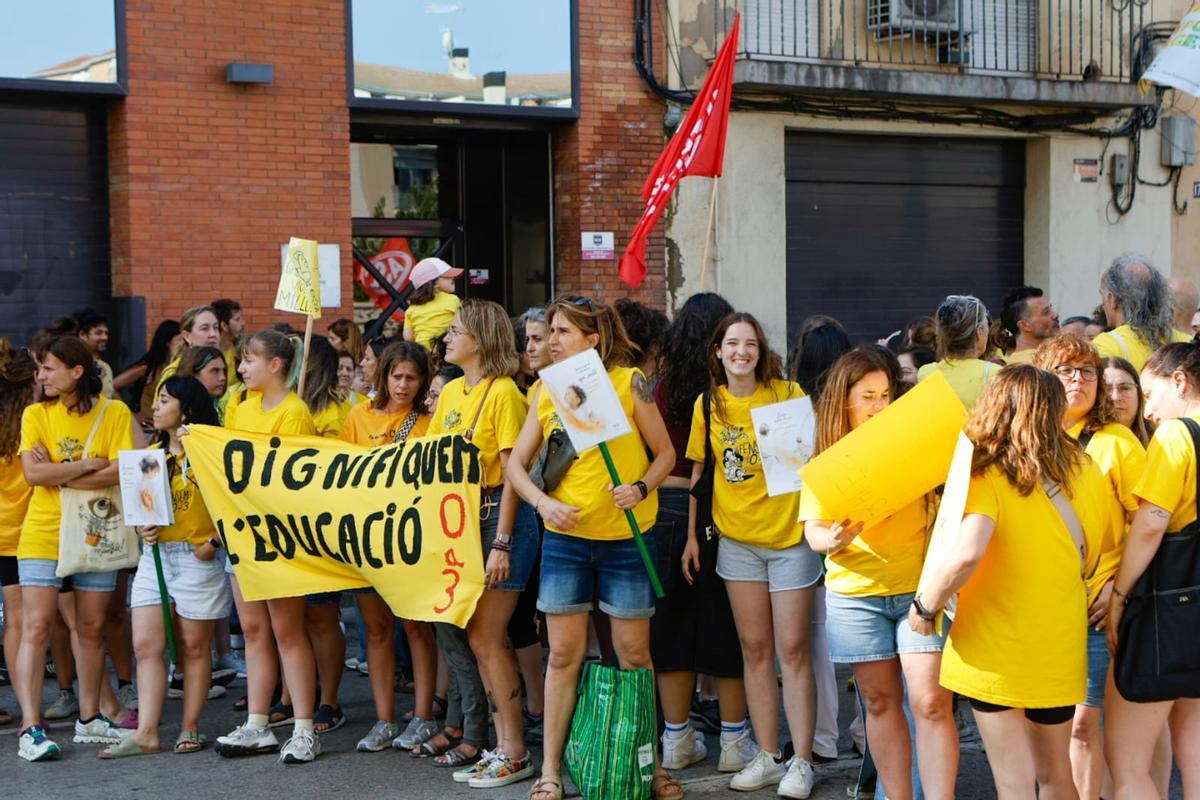 La protesta de docents a Manresa, en imatges