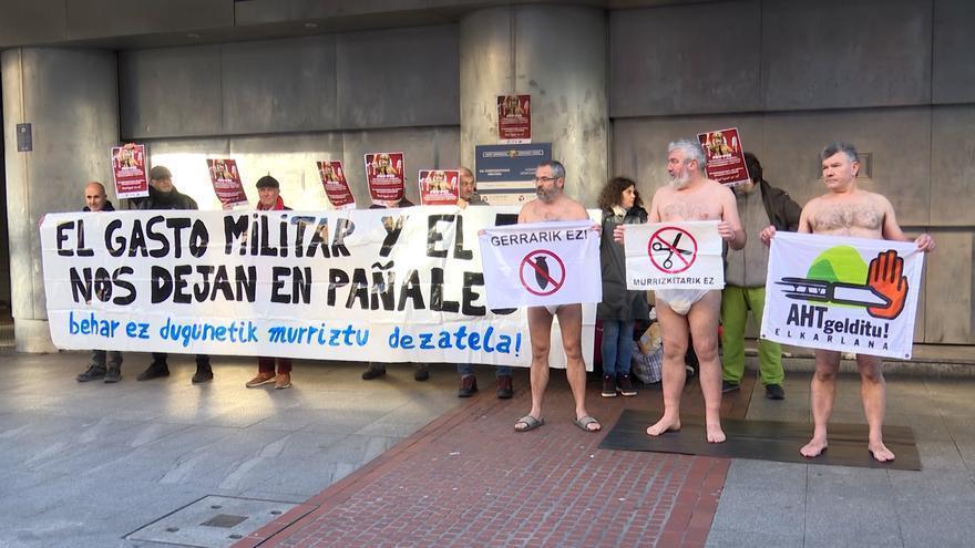 Protesten en bolquers a Bilbao contra les retallades socials i la despesa militar