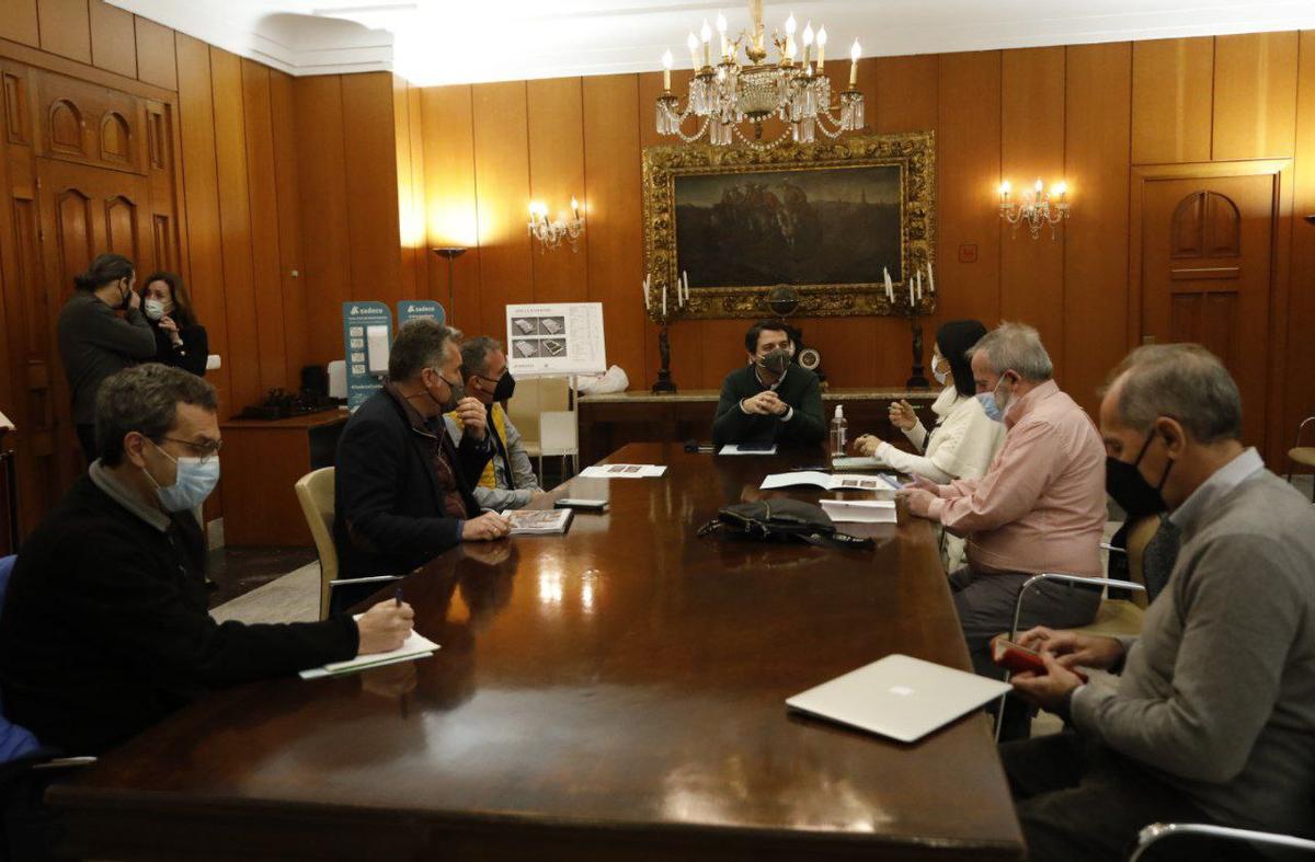 Presentación a los vecinos del proyecto para el Pabellón de la Juventud.