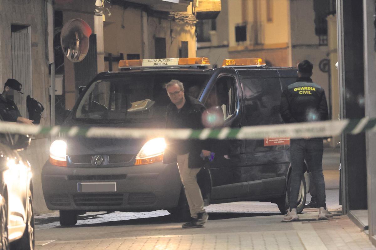 El levantamiento de los dos cadáveres, ayer en Xilxes.