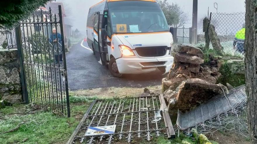 Ilesas trece personas tras salirse de la vía un bús escolar en Amoeiro por el hielo