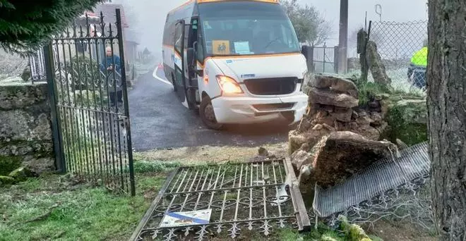 Ilesas trece personas tras salirse de la vía un bús escolar en Amoeiro por el hielo