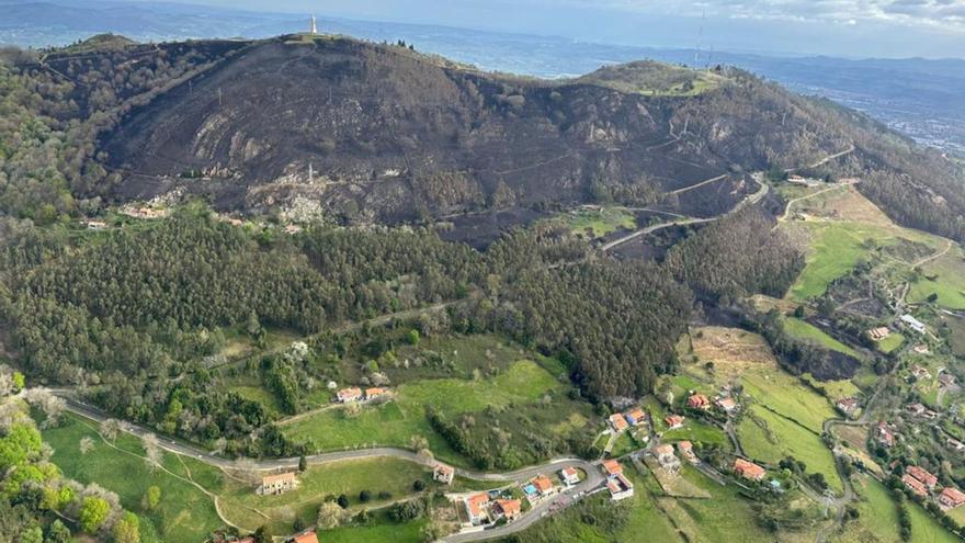 Vista aérea tomada por la Guardia Civil de la zona dañada por los incendios del Naranco. | Guardia Civil