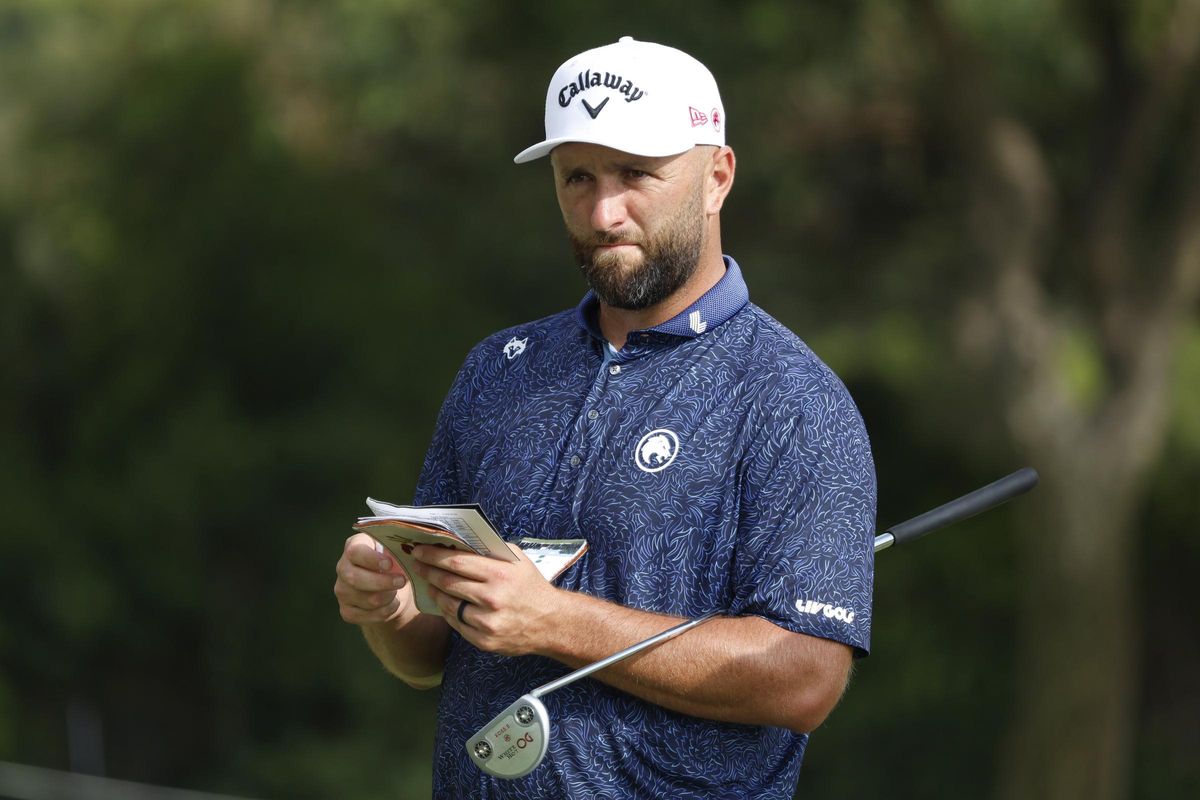 Jon Rahm, del equipo LEGION XIII, observa el green del hoyo 7