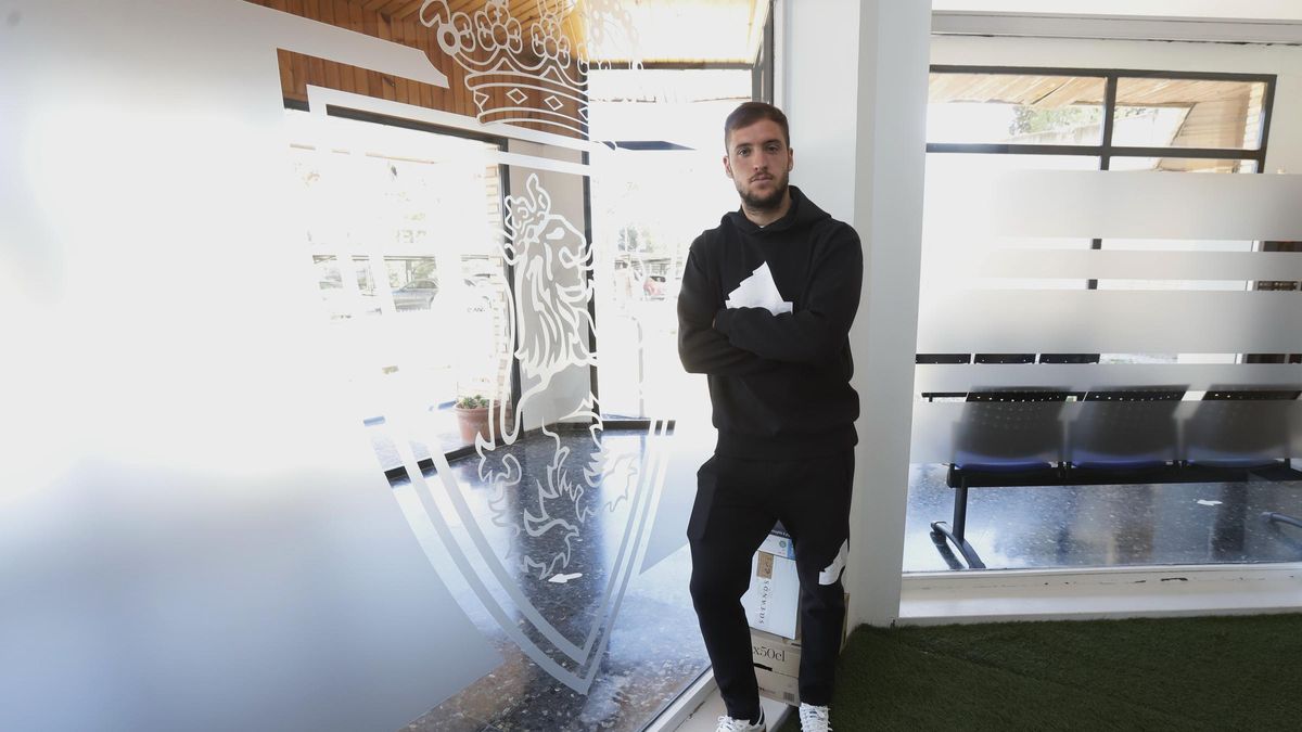 Vada posa en la Ciudad Deportiva tras un entrenamiento.