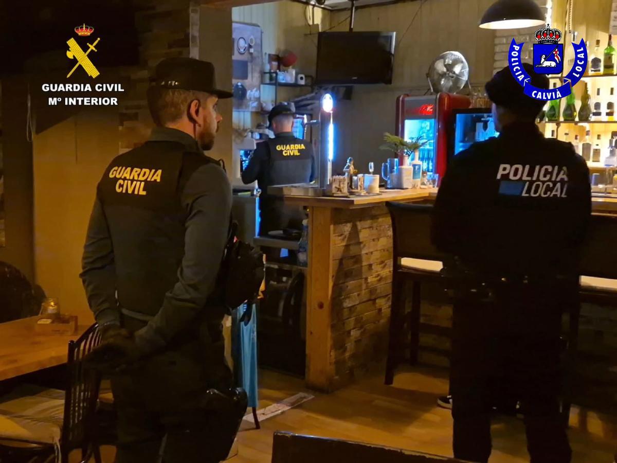 Efectivos de Policía Local de Calvià y y Guardia Civil durante la operación nocturnas en bares del municipio.