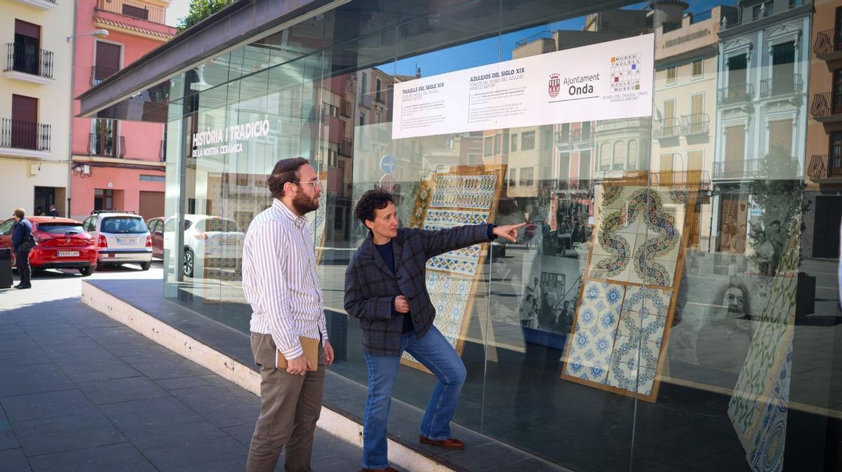 La alcaldesa de Onda, Carmina Ballester, destacado que la iniciativa busca acercar el patrimonio cerámico a la calle.