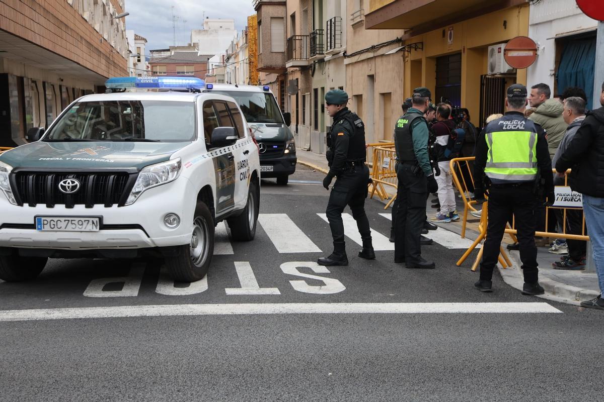 Gritos y mucha tensión al pasar el vehículo con el detenido por delante de la casa del niño asesinado en Sueca