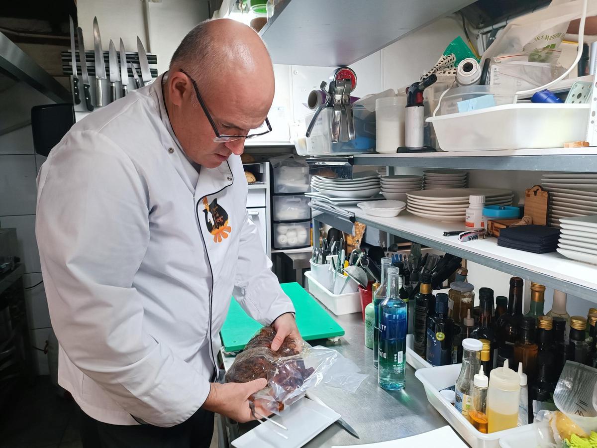 Pedro Hernández, en el interior de su cocina.