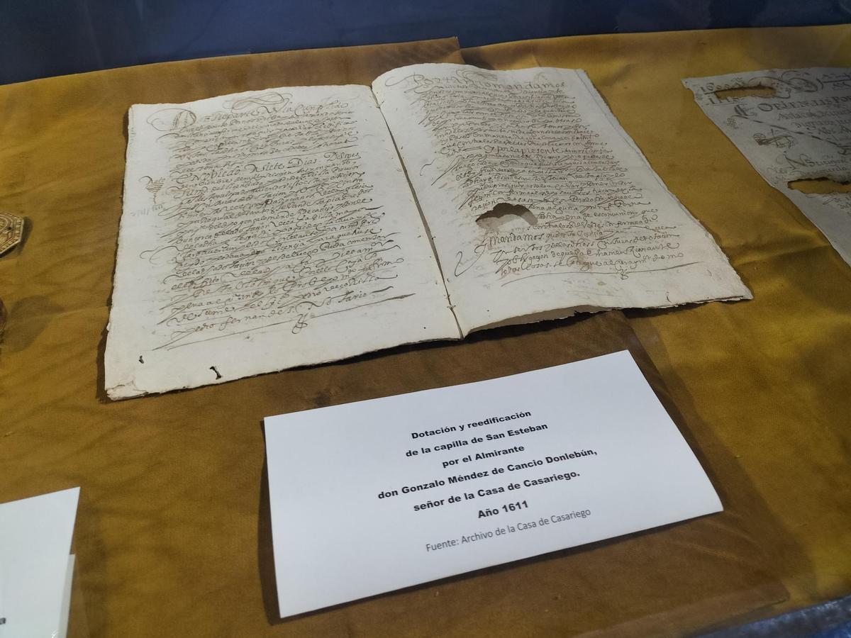 Tapia muestra una exposición histórica: los manucristos de la creación de la Cofradía del Carmen, hace 400 años