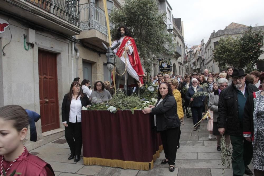 La procesión de "La Borriquilla" abre la Semana Santa en Cangas. // S. Álvarez