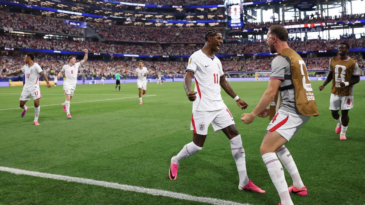 Marcus Rashford celebra con Jordan Henderson después de marcar el 4-2 a Croacia.