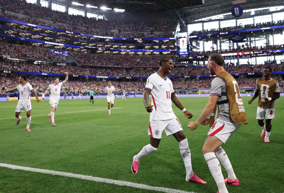 Marcus Rashford celebra con Jordan Henderson después de marcar el 4-2 a Croacia.