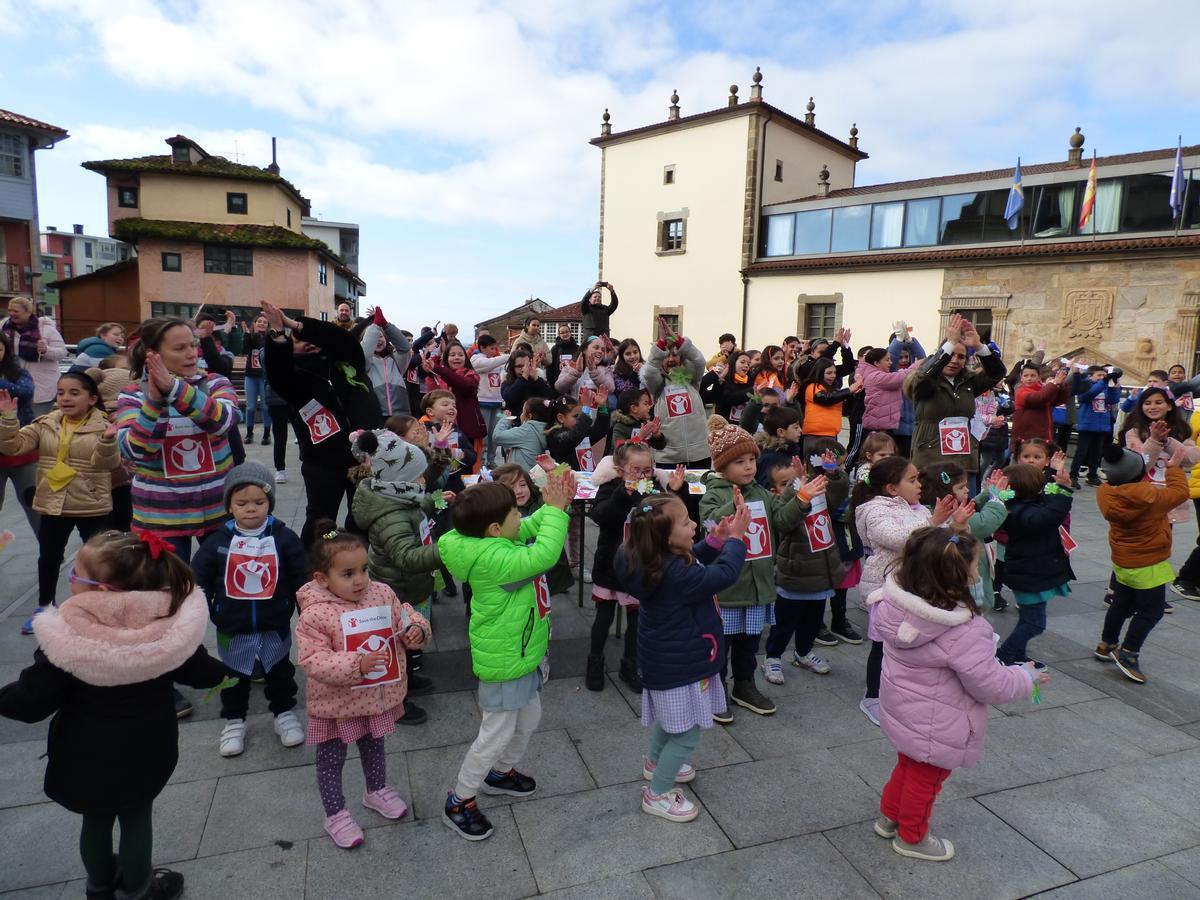 Los escolares bailan la canción &quot;Vivan las manos de colores&quot;