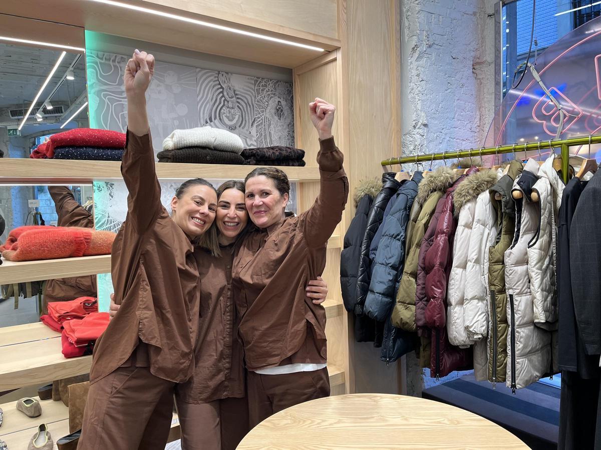 Por la izquierda, Flor Mon, Estefanía Díaz y Silvia Pérez, esta mañana, en la tienda de la calle Corrida de Bimba y Lola.