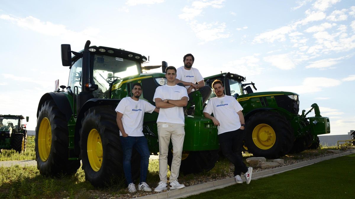 El equipo fundador de Abastores, de izquierda a derecha: el director de operaciones, Rubén Orihuela; el director de tecnología, Rafa García; el CEO, Carlos García Santacruz, y el director comercial, Sergio Hontoria.