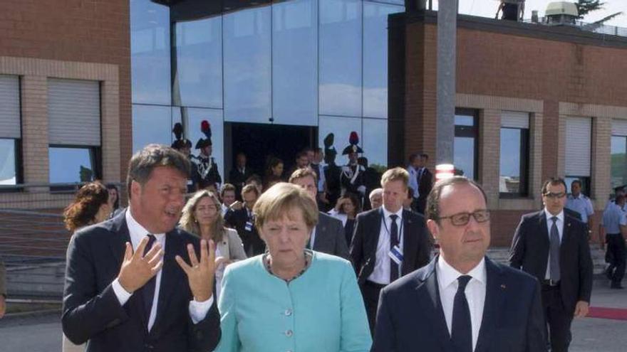 Mateo Renzi, Angela Merkel y François Hollande, ayer. // Efe