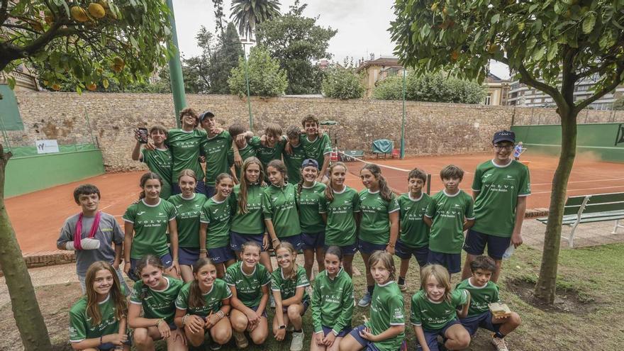 Así viven el tenis los recogepelotas del torneo internacional que se está celebrando en Oviedo: "Aprendemos mucho del juego, de los valores y de la disciplina"
