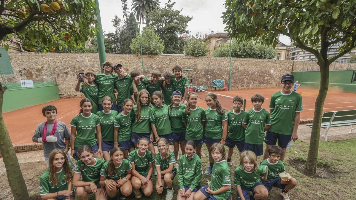 Los recogepelotas que colaboran este año de forma voluntaria durante la Copa Real Club de Tenis de Oviedo.