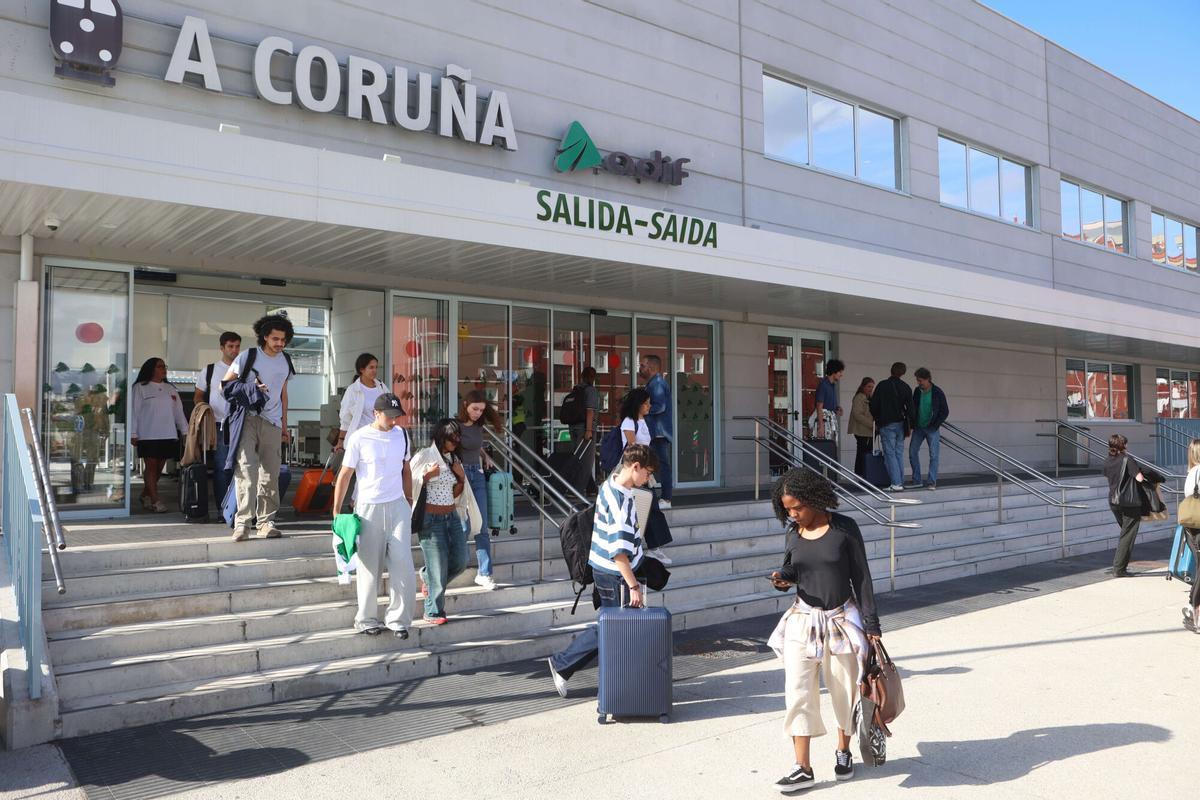 Estudiantes llegando y saliendo en la estación de tren .