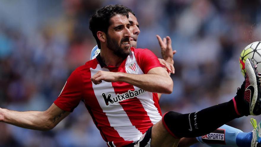 Raúl García lucha por el balón ante Weligton.