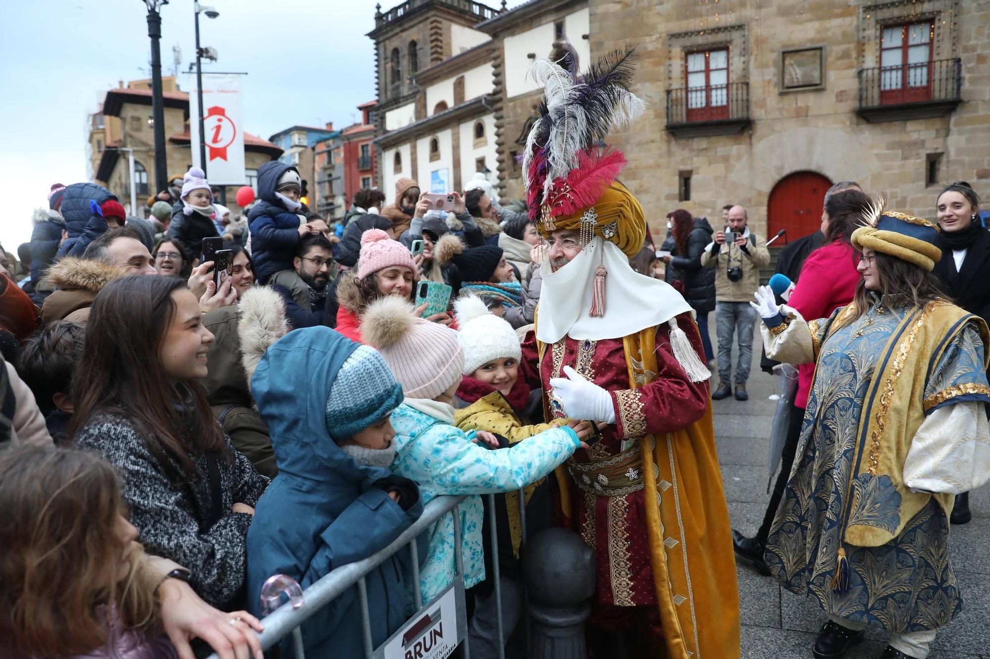 EN IMÁGENES: Así fue la espectacular llegada de los Reyes Magos a Gijón