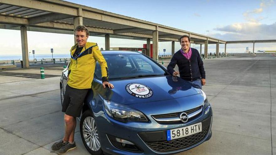 El corredor Dakota Jones con su coche de la compañía Cicar.