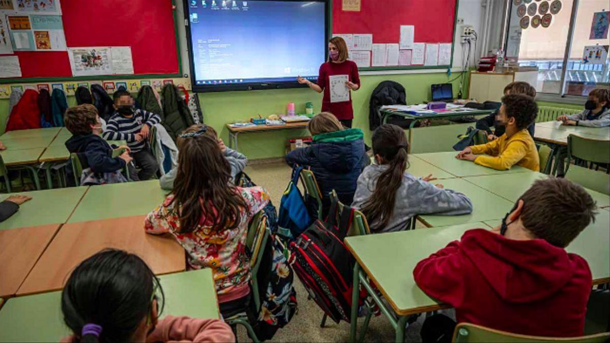 Una profesora imparte clase en la escuela Diputació de Barcelona.