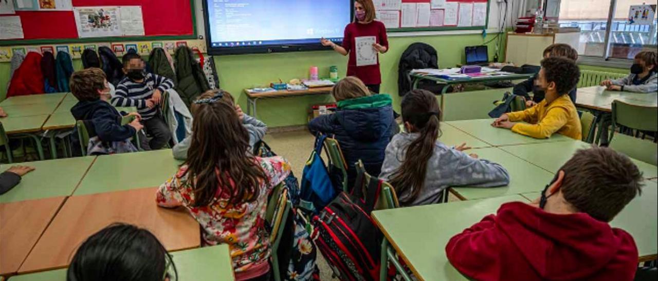 Una profesora imparte clase en la escuela Diputació de Barcelona.