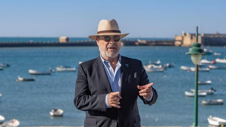 Antonio Resines posa para los medios hoy lunes en la playa de la Caleta de Cádiz,EFE/ Román Ríos