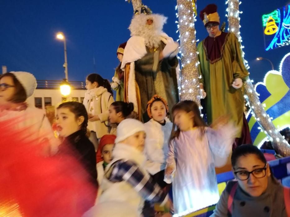 Calles llenas en Marín para ver a los Reyes