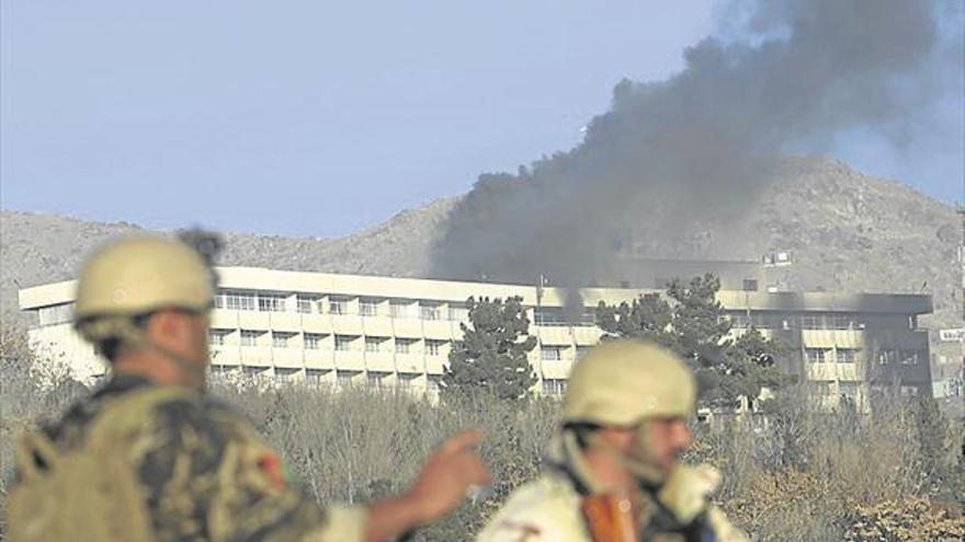 Doce horas de terror en un ataque talibán a un hotel de lujo en Kabul