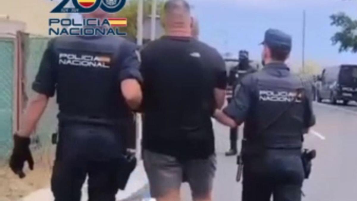 Moisés Baute, custodiado antes del registro de la finca de Lomo de Mena donde fueron llevadas las víctimas. | E. D.