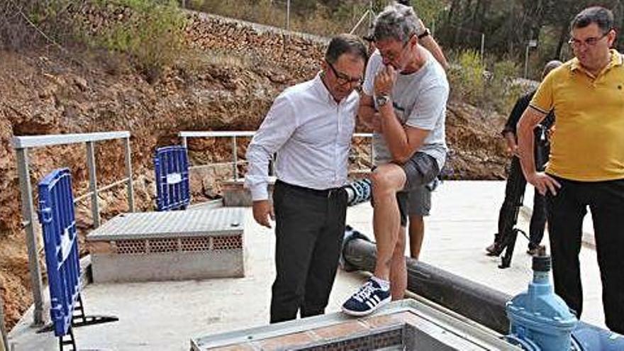 El alcalde, Josep Marí Ribas, a la izquierda, durante el cierre de la desaladora portátil de ses Eres.