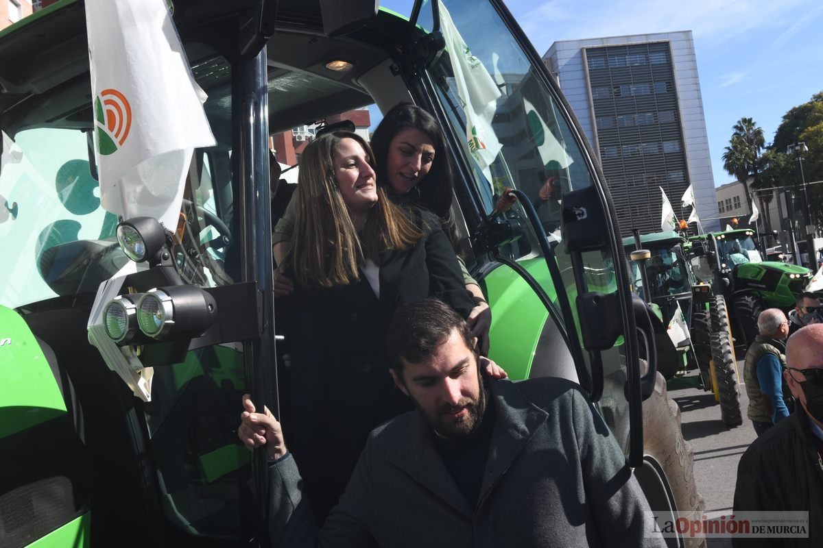 Miles de agricultores y ganaderos toman las calles de Murcia